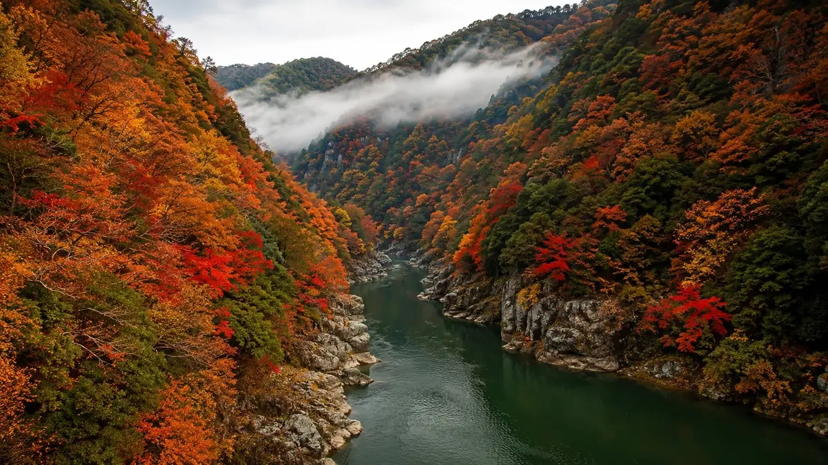 川面が紅葉に染まる秋の渓谷は、保津川下りで最も混雑する時期です