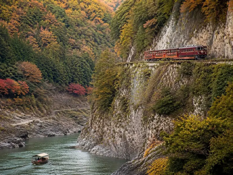 保津川の上を走る嵯峨野トロッコ列車