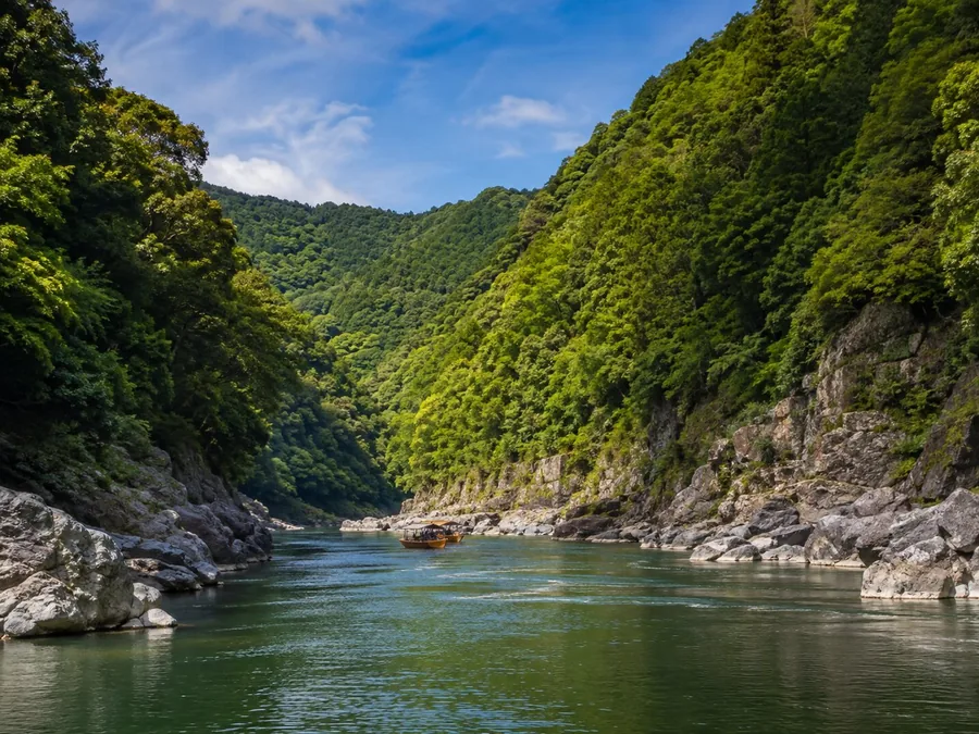 亀岡と嵐山の間を流れる保津川渓谷